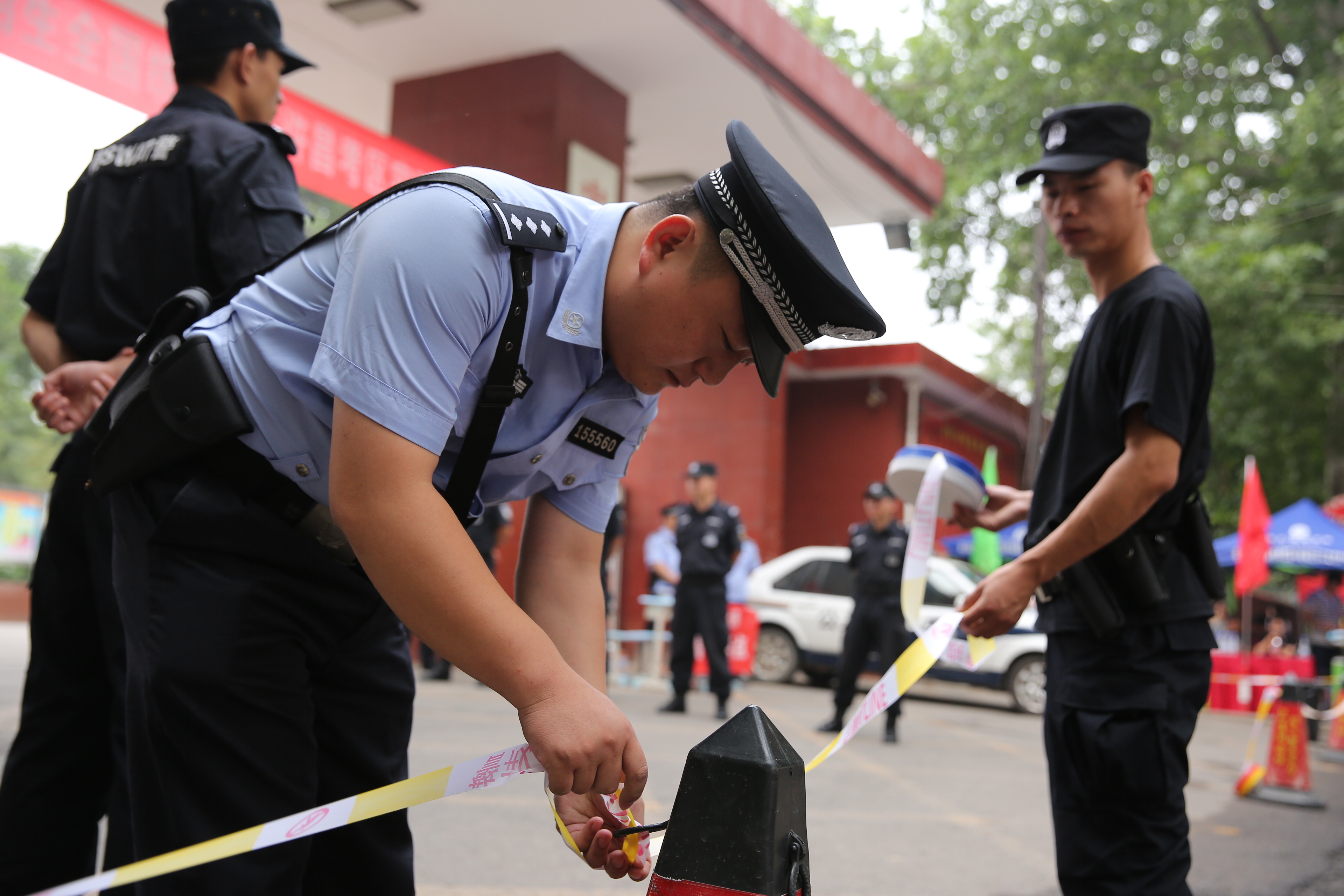 民警为考点布置安全警戒线