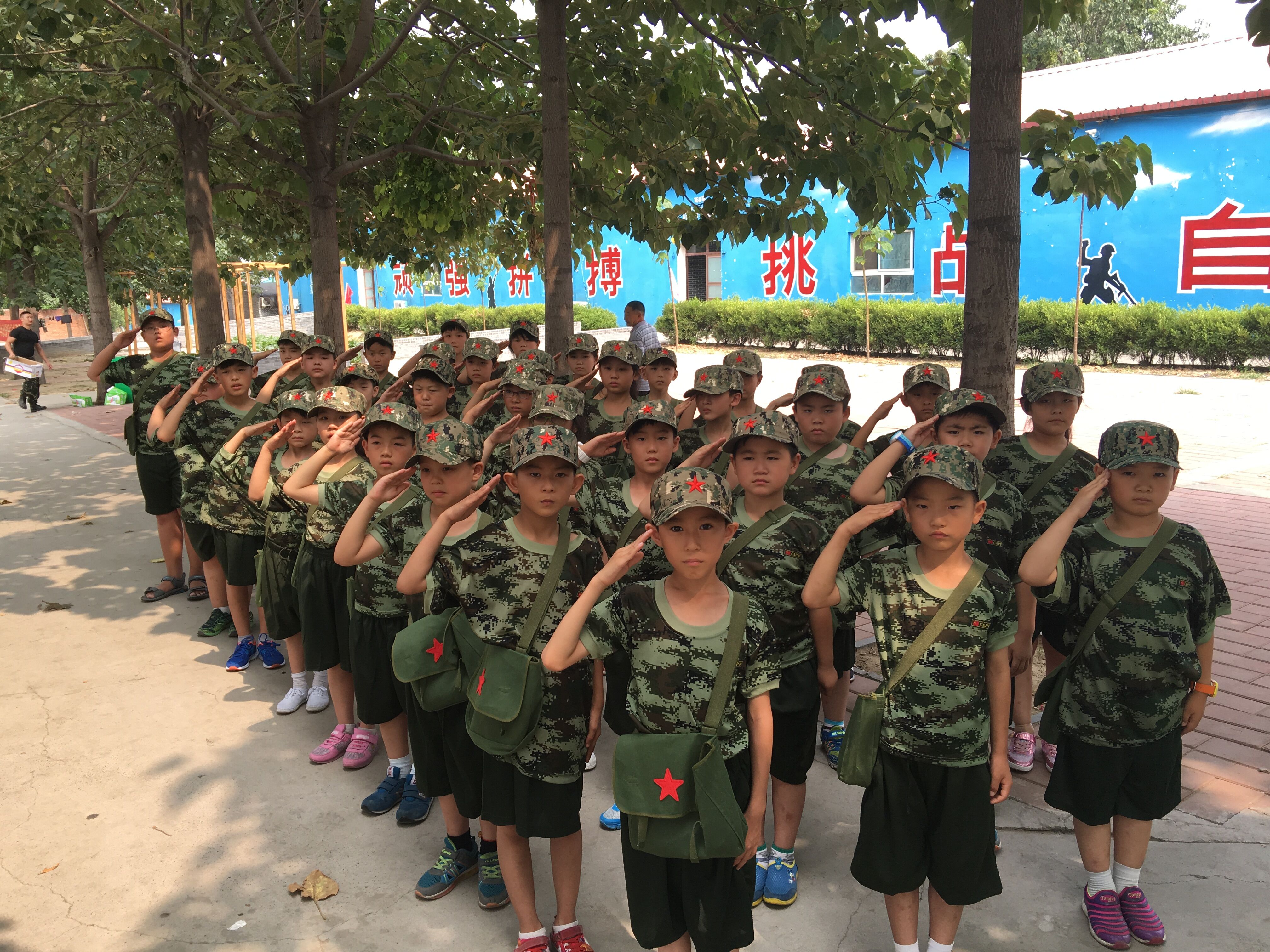 参加军事夏令营争做"小小特种兵"
