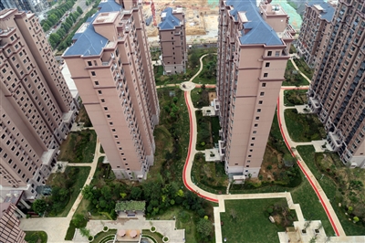在许昌市东城区,腾飞·鹿鸣湖畔凭借逐步完善的配套设施,便捷的交通