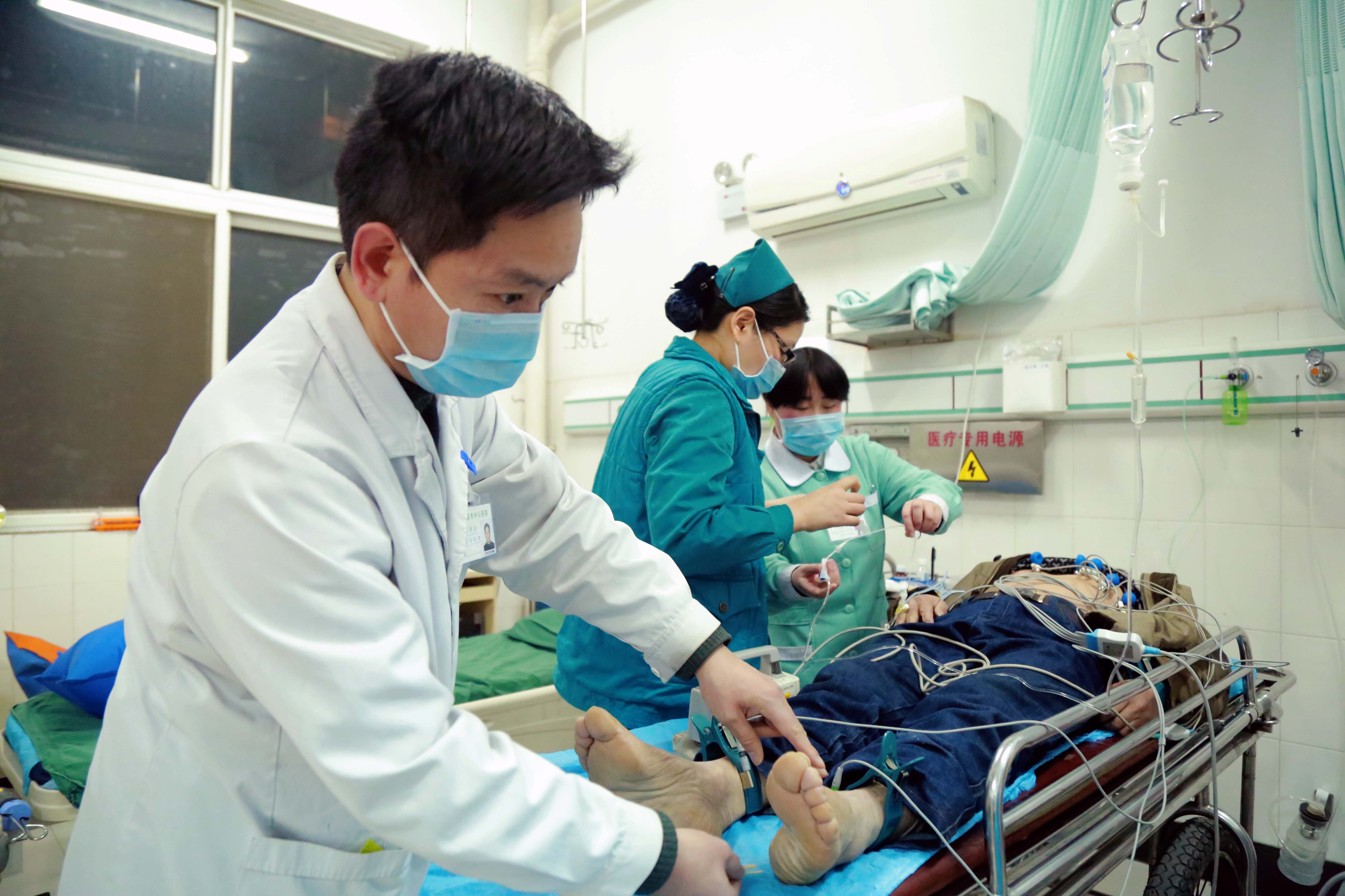 10小时通宵纪实拍摄!医生、警察、旅客、新年宝宝…记录你从未见过的许昌跨年夜!