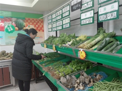 社区生鲜便利店内的蔬菜摆放整齐,市民挑选很方便.记者 张铮 摄
