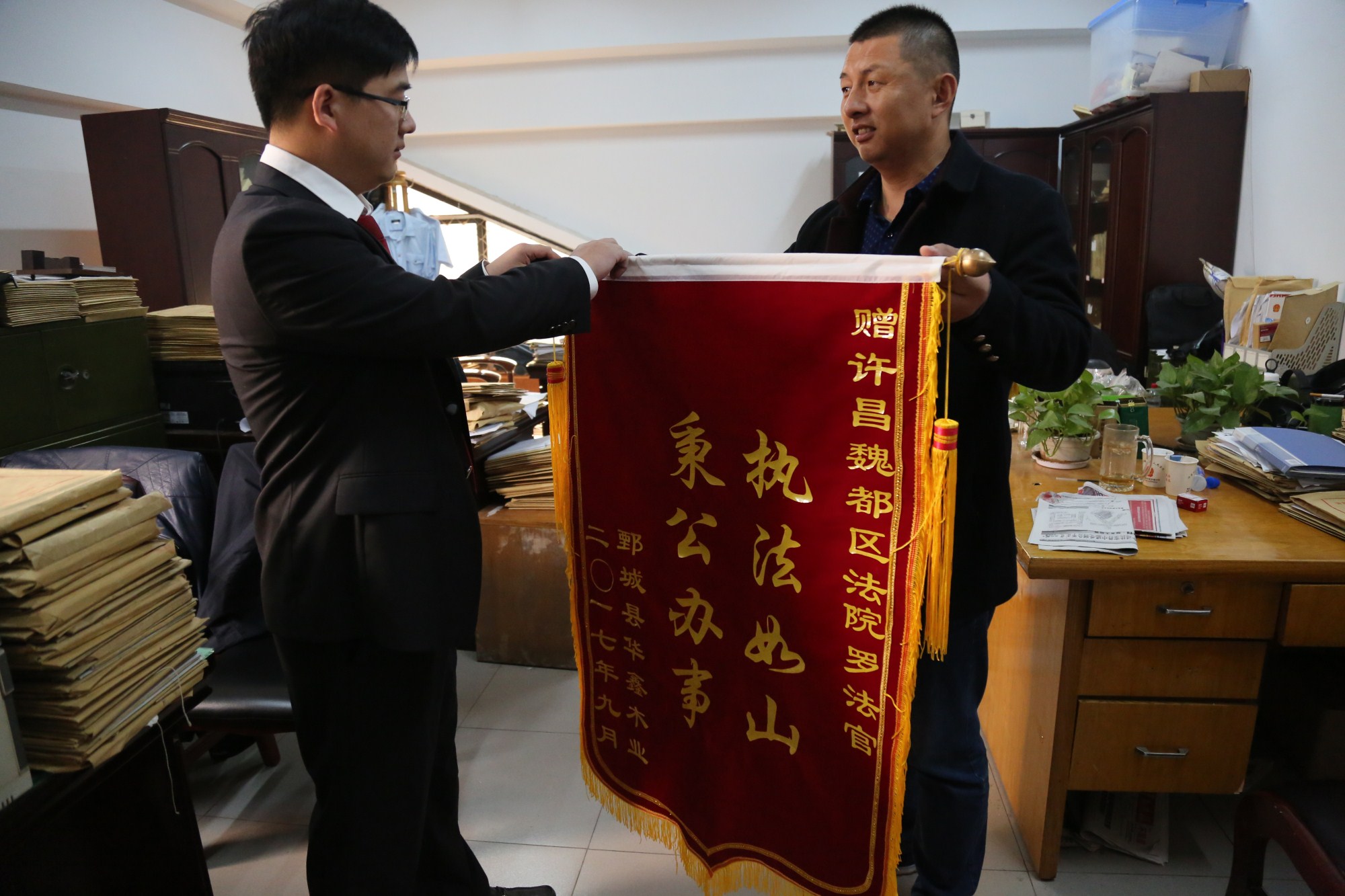 许昌网-被执行人家境窘迫陷僵局 执行法官耐心