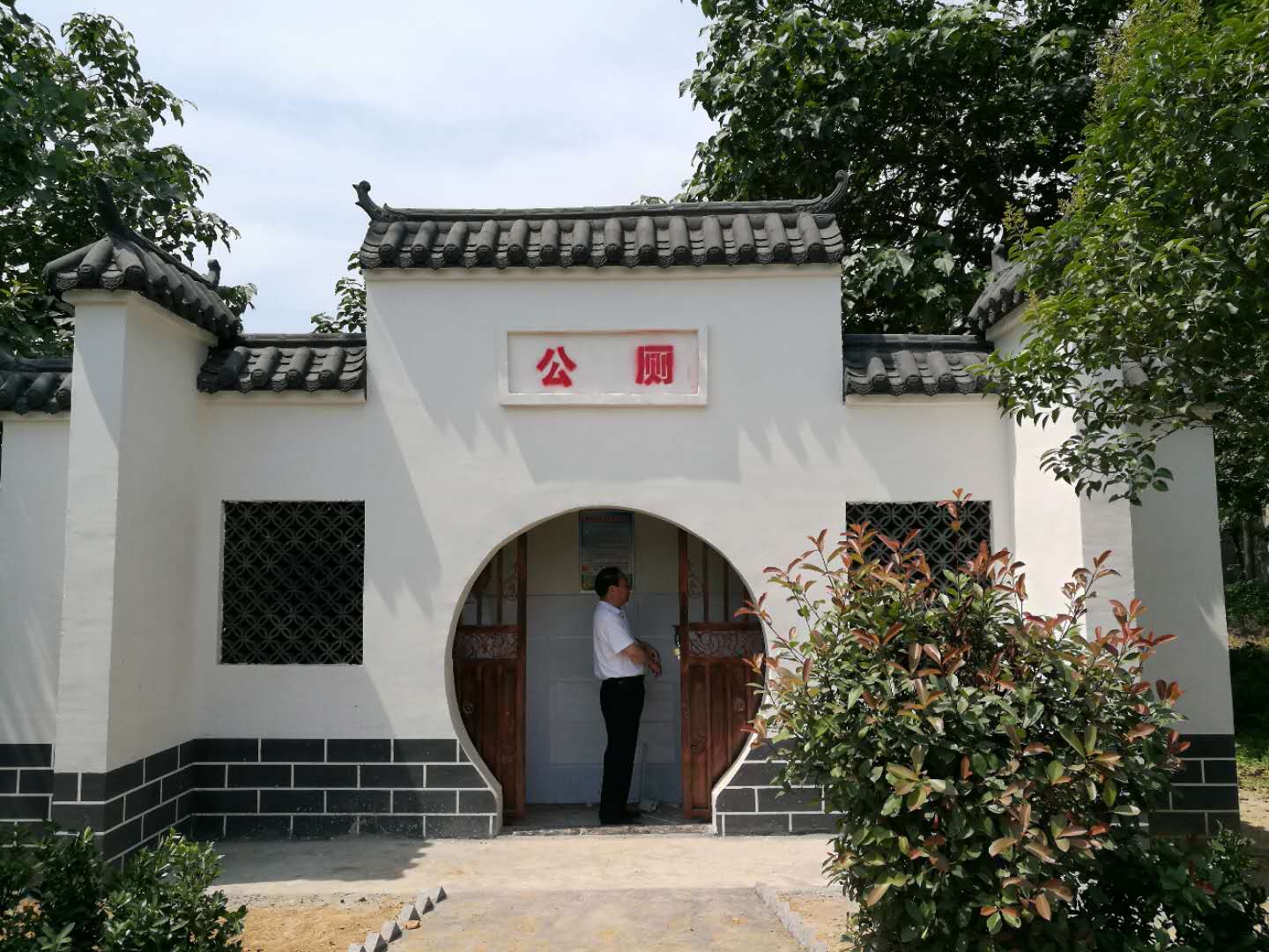 禹州市郭连镇课张村的公厕 记者张铮摄 推进厕所革命 从城市到乡村,今年要推进154座农村公厕建设 当日上午,在禹州市方岗镇,经过厕所革命和美丽乡村建设,农村公厕一改往日形象,不仅外观美丽,而且内部干净。我们村的公厕,一点儿也不比城里的差!一名村民看到记者,颇为自豪地说。这座公厕占地约30平方米,外观设计颇为现代。厕所里面整洁干净、设施齐全,还有一间管理间。 厕所革命是习近平总书记坚持不懈推进的补短板民生工程。2017年11月,习近平强调,厕所问题不是小事情,是城乡文明建设的重要方面,不但景