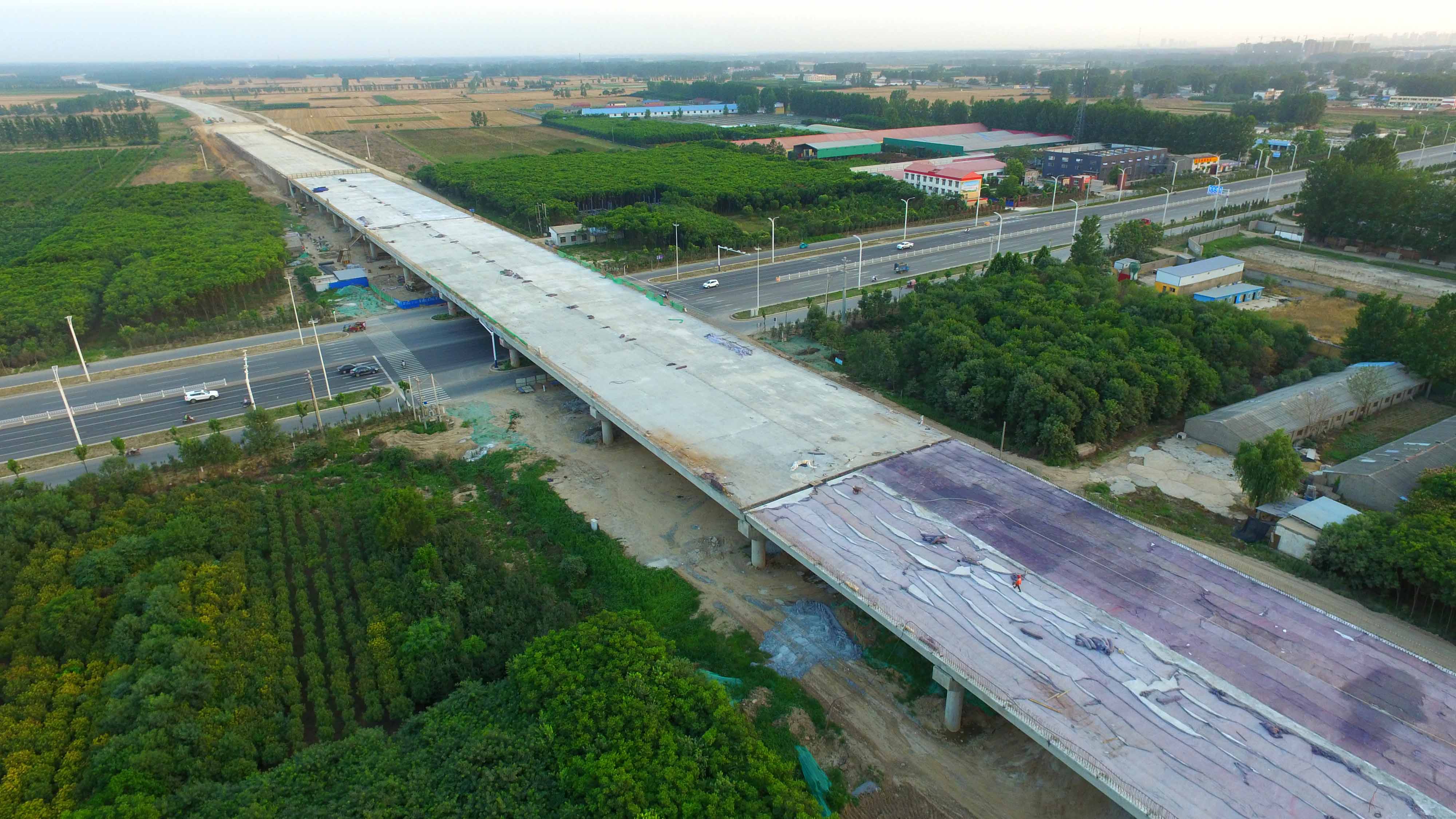 近日,107国道许昌境改线工程跨许鄢快速通道立交桥及两侧引桥主体全部