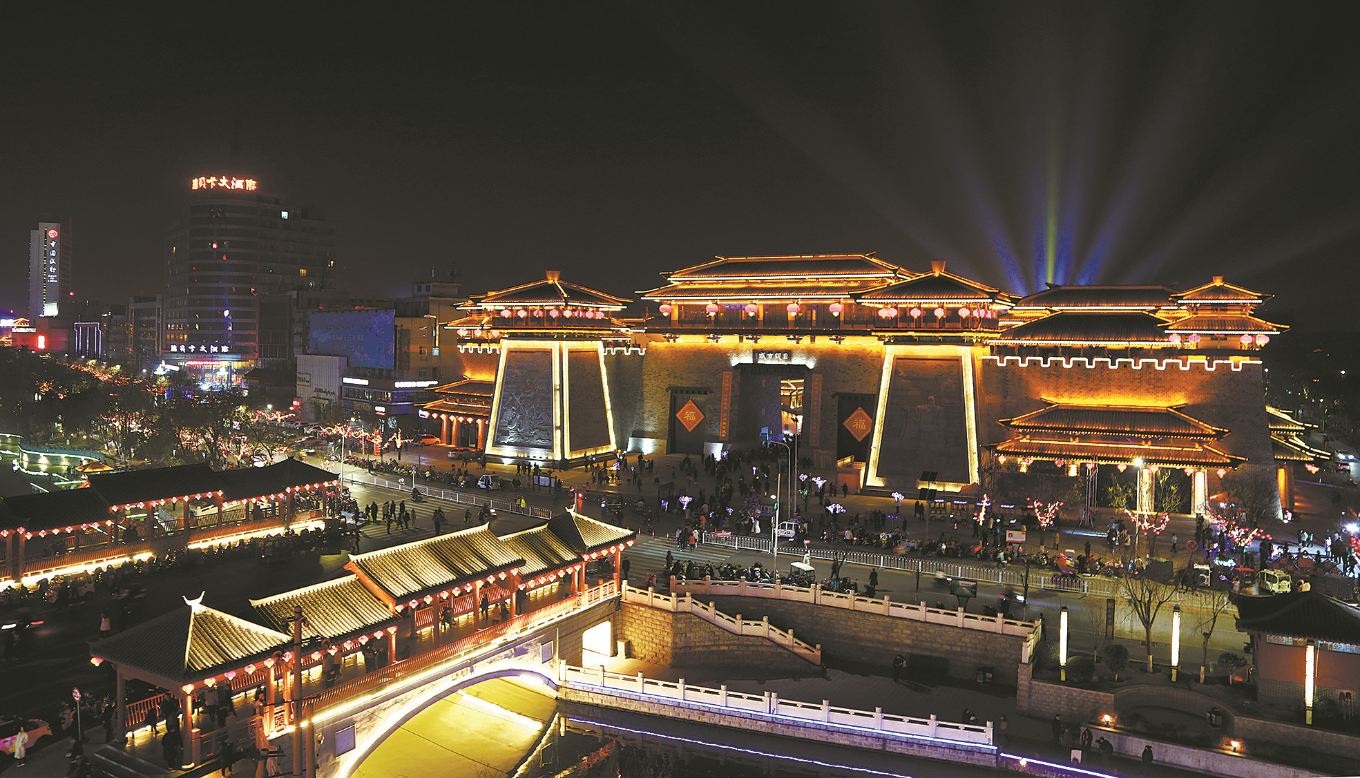 春节期间,许昌市区张灯结彩,灯火辉煌.图为曹魏古城夜景.