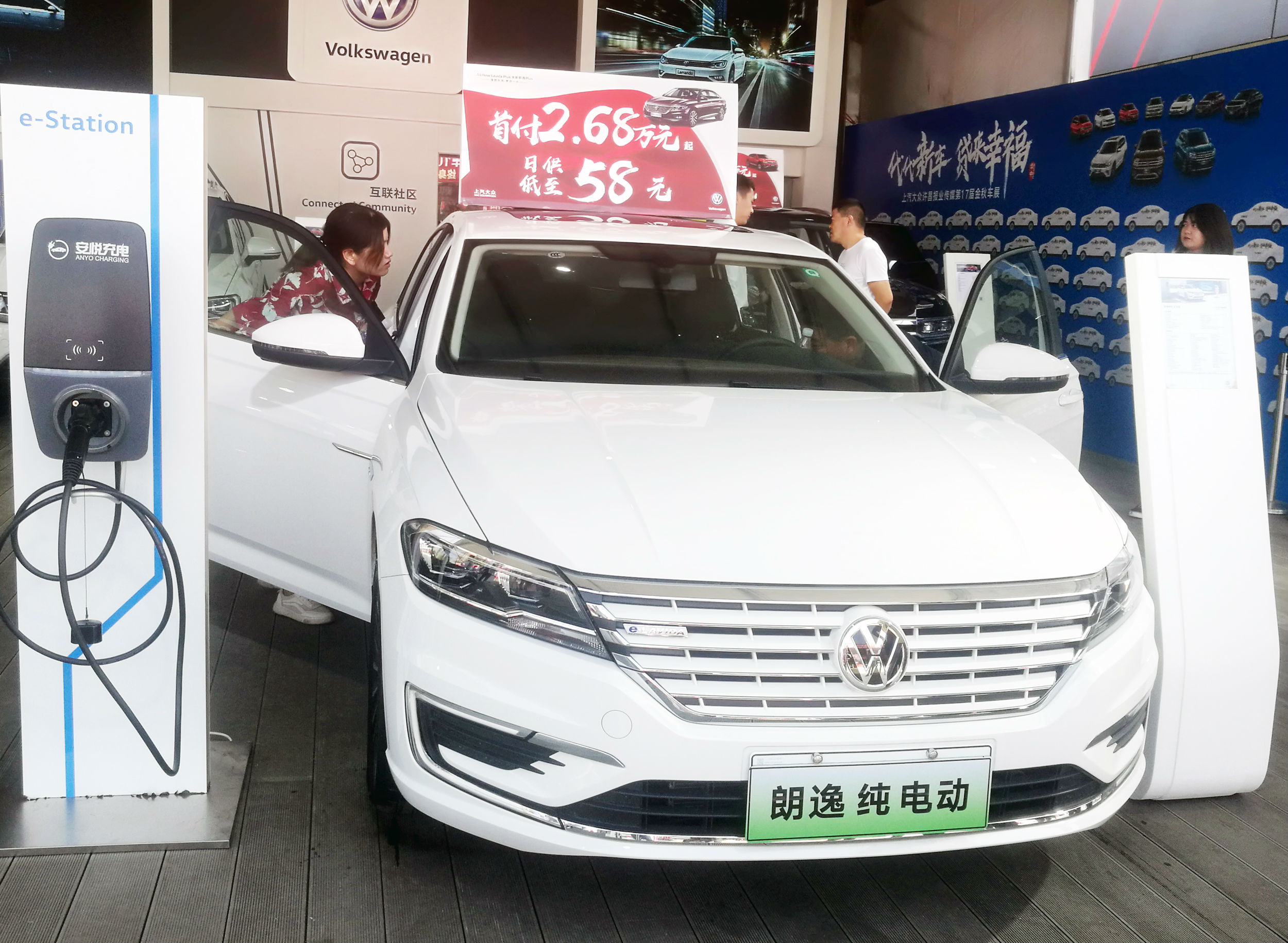 上汽大众许昌佳辰4s店展出的朗逸纯电动版