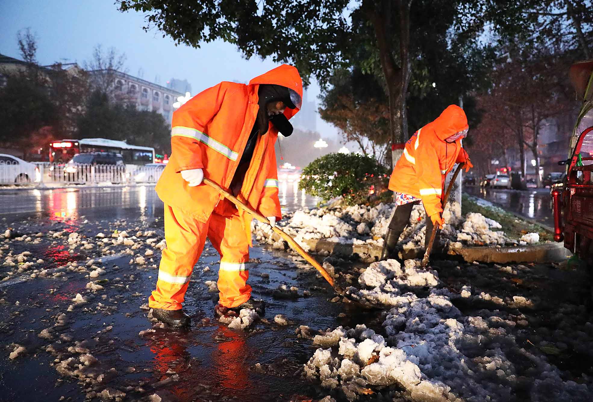 1月7日清晨,市区建安大道,环卫工人正在清理道路积雪.
