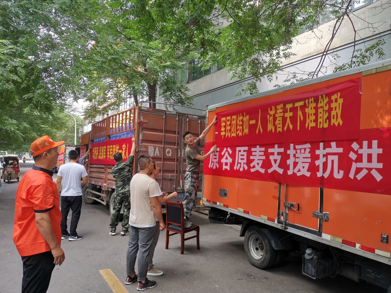 魏都区：党旗在风雨中愈发鲜艳