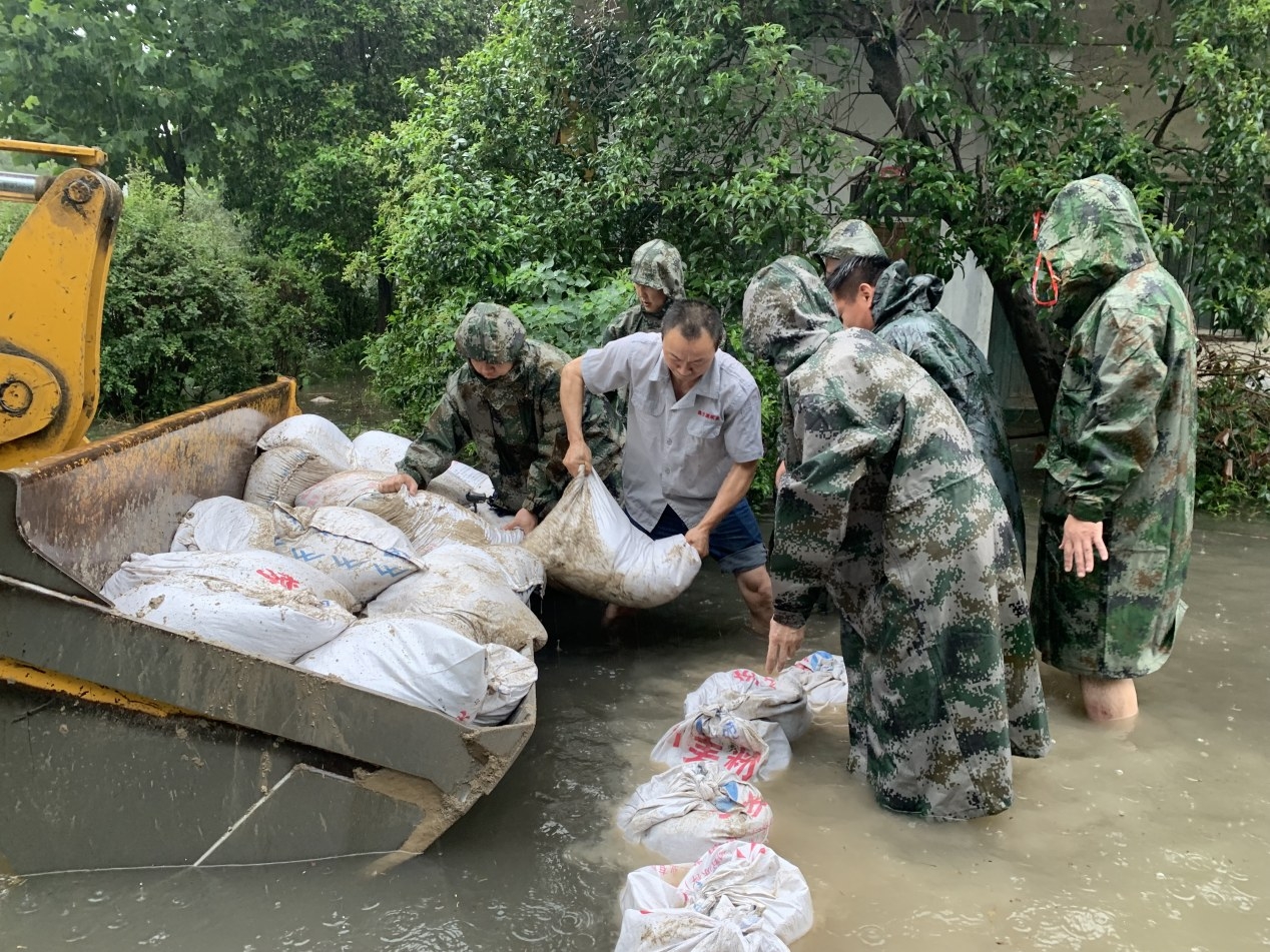 魏都区：党旗在风雨中愈发鲜艳