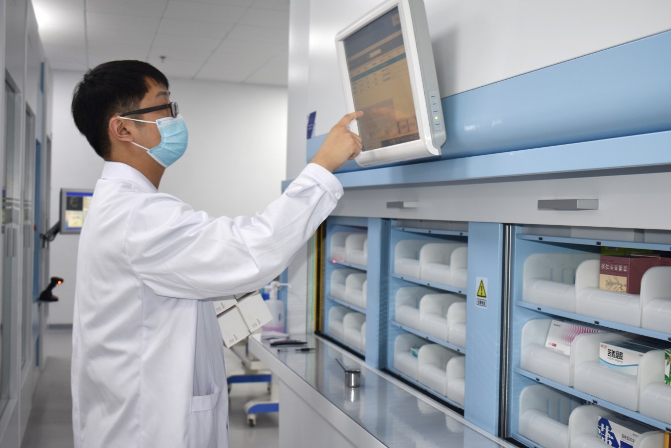 药师通过异形药品智能调配机快速配药近日，很多患者发现，在许昌市中心