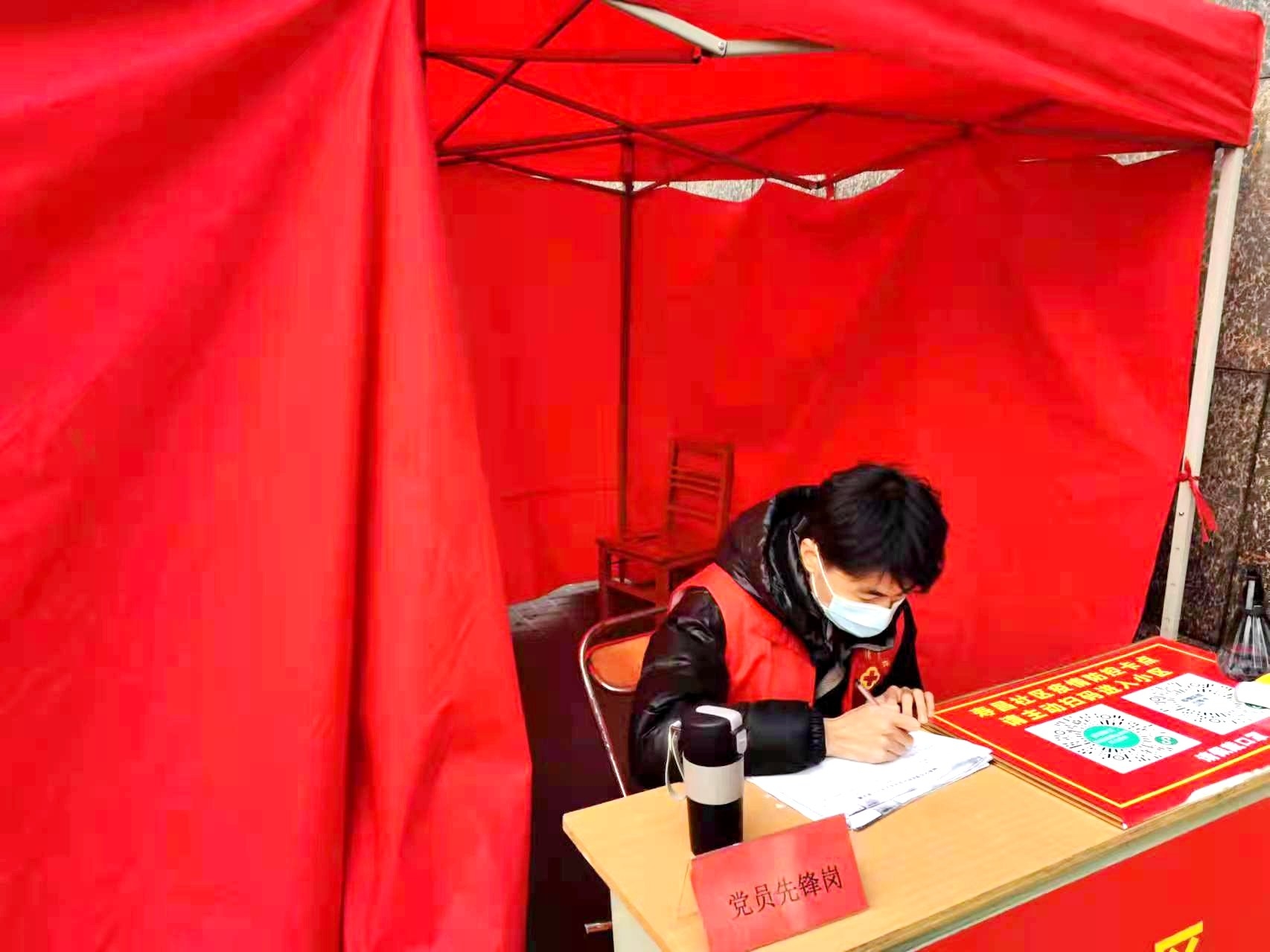 用志愿服务点亮青春底色