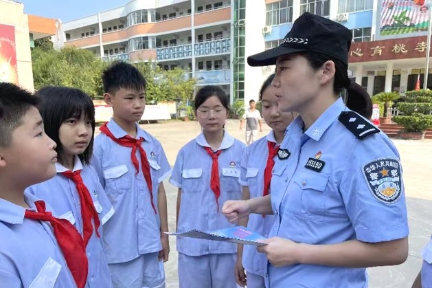 送法进校园 护航成长路