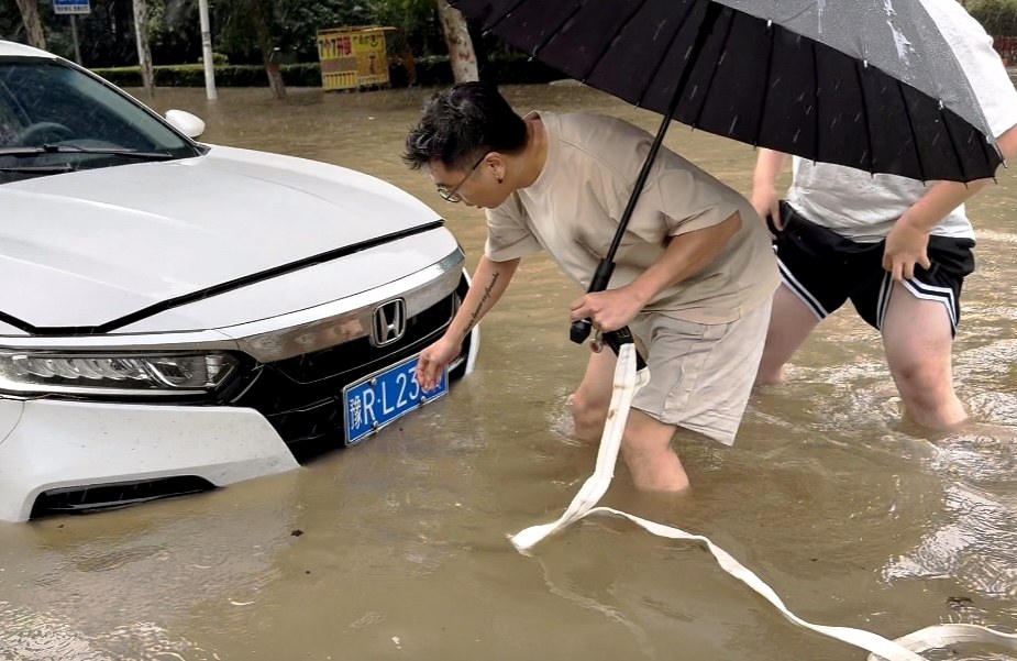 暴雨中的“拖车侠”